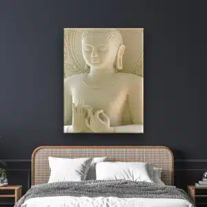 Målning av den vita Buddha. Den är av god kvalitet och mycket originell och hänger på en vägg ovanför en säng med två nattduksbord.