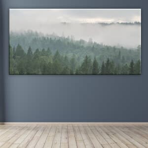 Målning av berg i dimman. God kvalitet, original, hängde på en vägg i ett vardagsrum