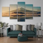 Målning av ett berg som speglas i en sjö. Det finns en gradering av ungdom och blått som speglar soluppgången. Målningen är uppdelad i fem delar.