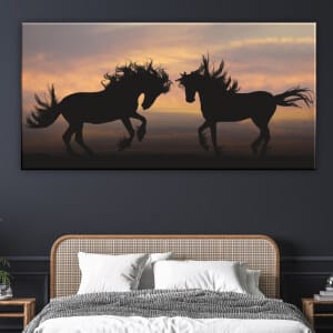Duell mellan hästar i skuggmålning. Original av god kvalitet, hängde på en vägg ovanför en säng med två nattdukar i ett hus