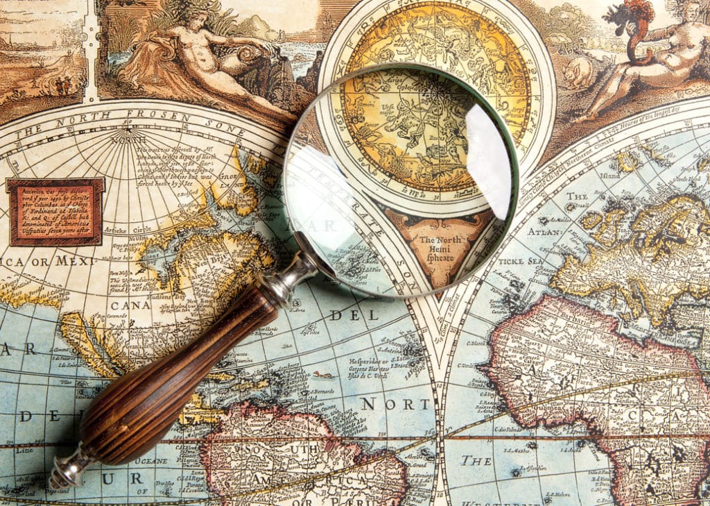 Ett förstoringsglas på en världskarta