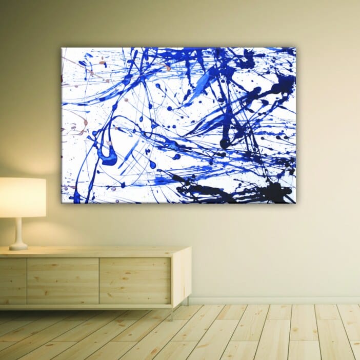 Abstrakt färgjetmålning. Original av god kvalitet, hängde på en vägg ovanför ett bord i ett vardagsrum.