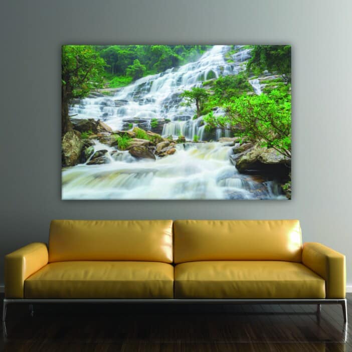 Bild av vattenfall och berg. God kvalitet, original, hängde på en vägg ovanför en soffa i ett vardagsrum