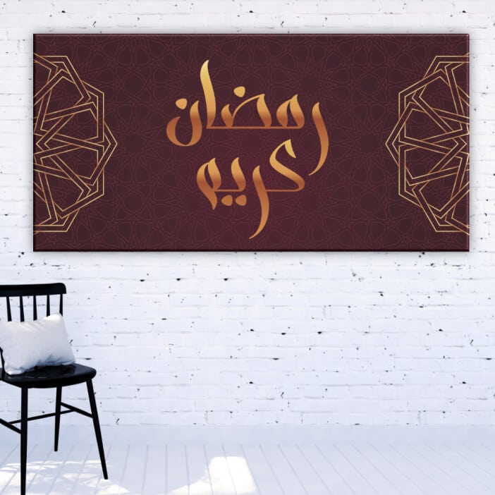 Målning med arabisk skrift på röd bakgrund. God kvalitet, original, hängde på en vägg i ett vardagsrum