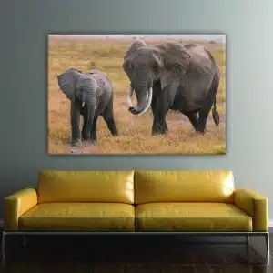 Målning av elefant och elefantbarn. God kvalitet, original, hängde på en vägg ovanför en soffa i ett vardagsrum