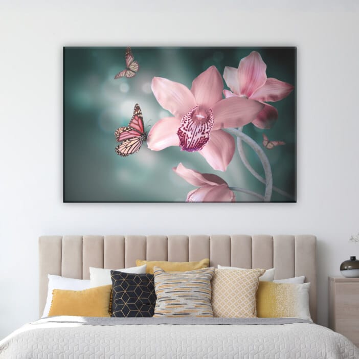 Fjärilsmålning på orkidéer. God kvalitet, original, hängde på en vägg ovanför en säng i ett hus