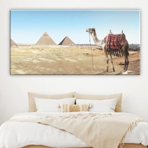 Målning av kamel och pyramider. God kvalitet, original, hängde på en vägg ovanför en säng i ett hus