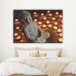 Målning Buddha sitter framför ett ljus. God kvalitet, original, hängde på en vägg ovanför en säng i ett hus