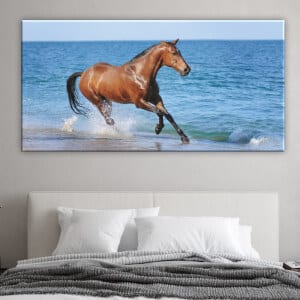Målning häst i havet. God kvalitet, original, hängde på en vägg ovanför en säng i ett vardagsrum