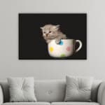 Målar katt i en kopp. God kvalitet, original, hängde på en vägg ovanför en soffa i ett vardagsrum