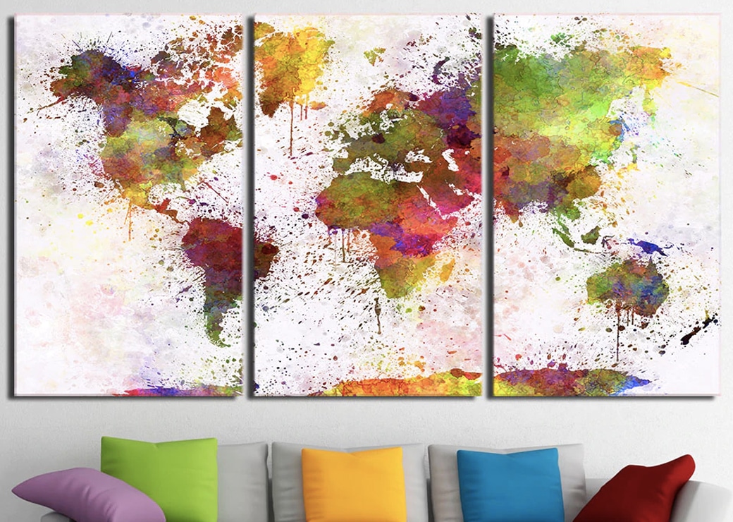 Färgglada världskartor på en tavla