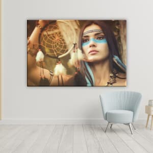 Målning kvinna och drömfångare. 08:37 God kvalitet, original, hänger på en vägg ovanför en stol i ett vardagsrum