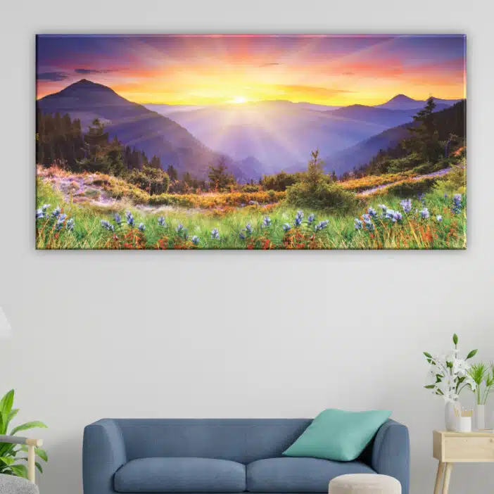 Målning av solnedgången i bergen på sommaren. God kvalitet, original, hängde på en vägg ovanför en soffa i ett vardagsrum