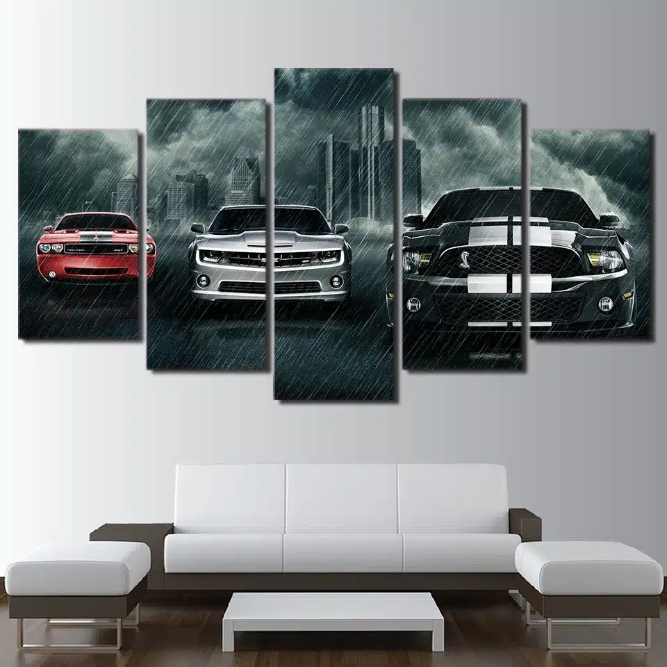 Målning av tre bilar i regnet. God kvalitet, original, hängde på en vägg ovanför en soffa i ett vardagsrum