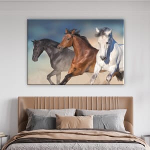 Bild på 3 vanliga hästar. God kvalitet, original, hängde på en vägg ovanför en säng i ett vardagsrum
