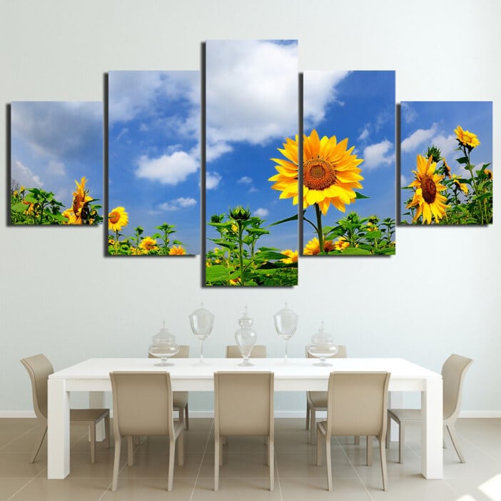 Målning av solrosor under en blå himmel. God kvalitet, original, hängde på en vägg ovanför ett bord i ett vardagsrum