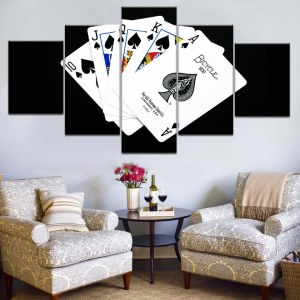 Poker Straight Flush Royal Card Bycicle. God kvalitet, original, hängde på en vägg ovanför en soffa i ett vardagsrum