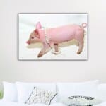 Bild på en gris med ett pärlhalsband. God kvalitet, original, hängde på en vägg ovanför en soffa i ett vardagsrum