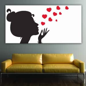 Målning siluett av kvinna och hjärtan. 08:37 Bra kvalitet, original, hängde på en vägg ovanför en soffa i ett vardagsrum