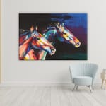 Flerfärgad hästmålning. God kvalitet, original, hängde på en mu i ett vardagsrum