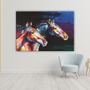 Flerfärgad hästmålning. God kvalitet, original, hängde på en mu i ett vardagsrum