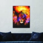Kosmisk lejonhuvudmålning. God kvalitet, original, hängde på en vägg ovanför en soffa i ett vardagsrum