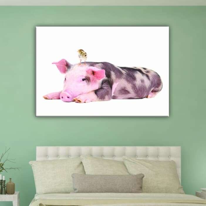 Målning av gris och kyckling. God kvalitet, original, hänger på en vägg ovanför en säng i ett hus
