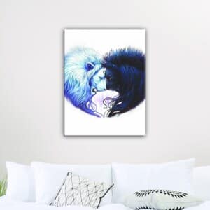Svart och vit lejonmålning som bildar ett hjärta. God kvalitet, original, hängde på en vägg ovanför en soffa i ett vardagsrum