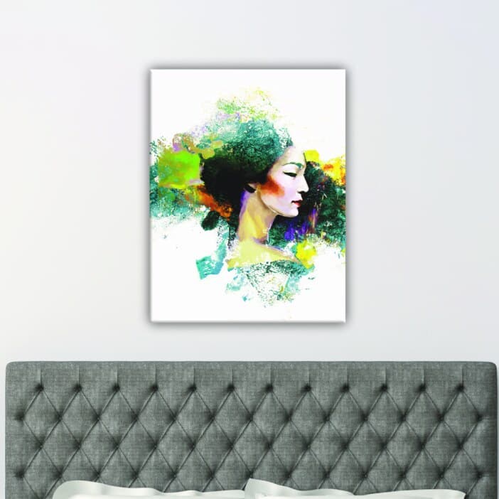 Abstrakt porträtt av en kvinna. God kvalitet, original, hängde på en vägg ovanför en soffa i ett vardagsrum
