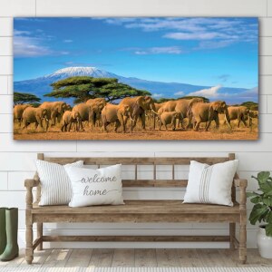 Målning Herd av elefanter.god kvalitet, original, hängande på en vägg ovanför en soffa i ett vardagsrum