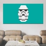 Stormtrooper hjälm målning i pixelkonst. God kvalitet, original, hängde på en vägg ovanför en soffa i ett vardagsrum