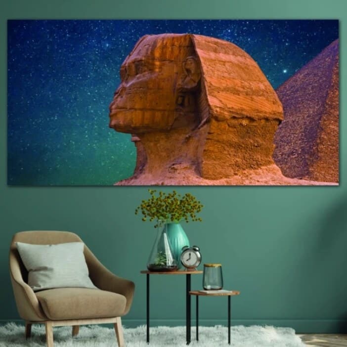 Pyramidmålning nära stjärnhimlen. God kvalitet, original, hängde på en vägg ovanför en soffa i ett vardagsrum