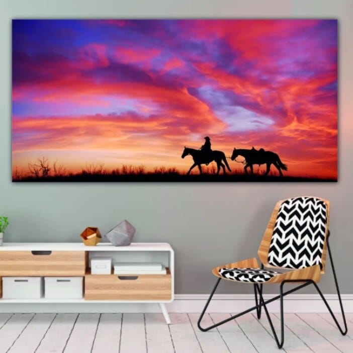 Målning Hästar i en färgsprakande himmel. God kvalitet, original, hängde på en vägg ovanför ett bord i ett vardagsrum