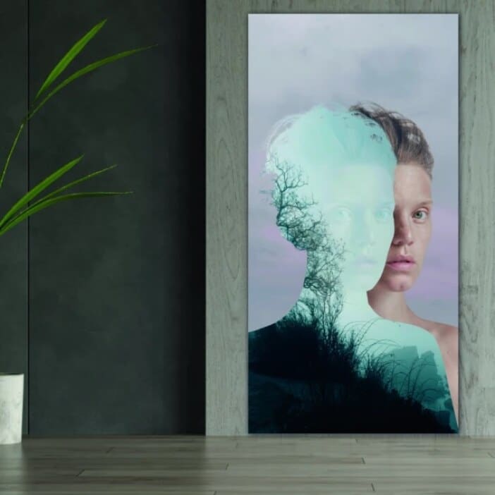 Målning Kvinna täckt av naturen. God kvalitet, original, hängde på en vägg bredvid en vas i ett vardagsrum