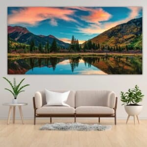 Bergsbild mot en färgad himmel. Original av god kvalitet, hängde på en vägg ovanför en soffa i ett vardagsrum