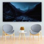 Målning av berget i den mörka dimman. God kvalitet, original, hängde på en vägg ovanför stolarna och ett bord i ett vardagsrum