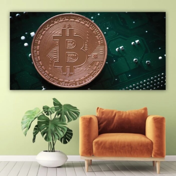 Grön Bitcoin-bild. God kvalitet, original, hängde på en vägg ovanför en soffa i ett vardagsrum