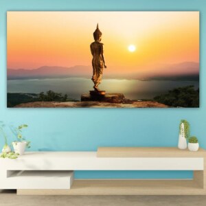 Målning av Buddha framför solnedgången. God kvalitet, original, hängde på en vägg ovanför ett bord i ett vardagsrum