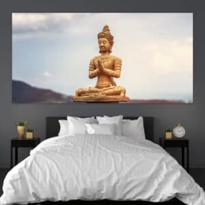 Målning Golden Buddha i bön. God kvalitet, original, hänger på en vägg ovanför en säng i ett hus