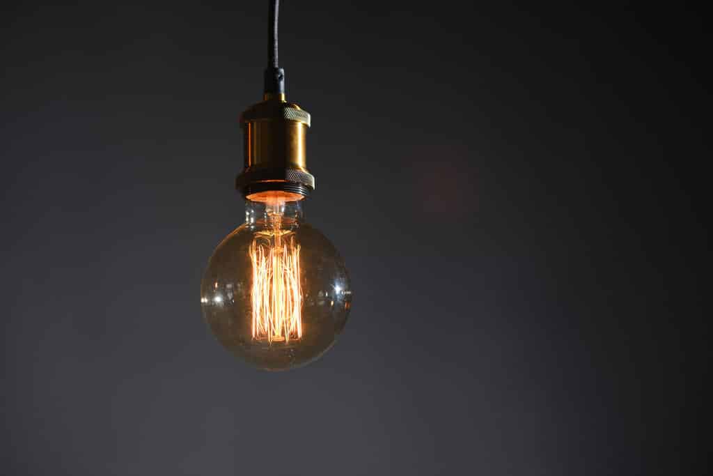vue rapprochée sur un luminaire ampoule suspendu sur fond noir