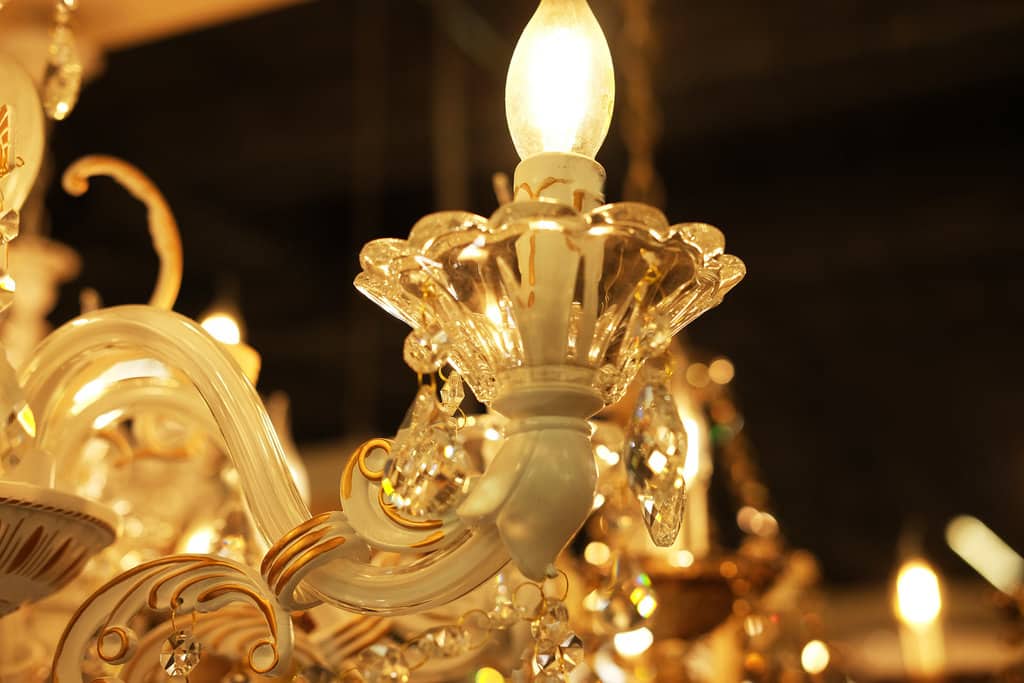 vue en détail sur la membrane d'un lustre chandelier, qui ressemble à une bougie électrique