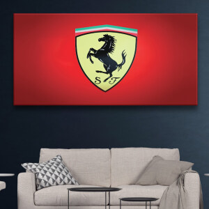 Ferrari-logotyp på röd bakgrund. God kvalitet, original, hängde på en vägg ovanför en soffa i ett vardagsrum