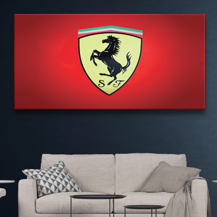 Målning Ferrari logotyp på röd bakgrund Ferrari-logotyp på röd bakgrund. God kvalitet, original, hängde på en vägg ovanför en soffa i ett vardagsrum