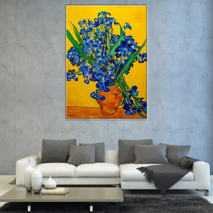 Van Goghs målning Iris. Original av god kvalitet, hängde på en vägg ovanför en soffa i ett vardagsrum