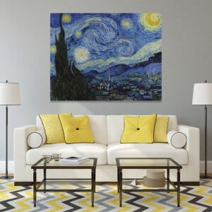 Van Goghs målning Stjärnornas natt. Original av god kvalitet, hängde på en vägg ovanför en soffa i ett vardagsrum