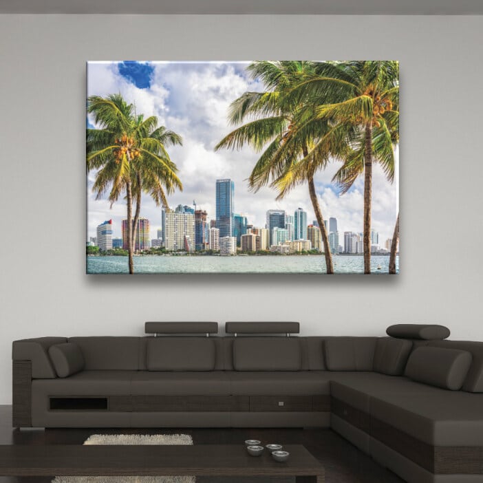 Miami palmer bild. God kvalitet, original, hängde på en vägg ovanför en soffa i ett vardagsrum