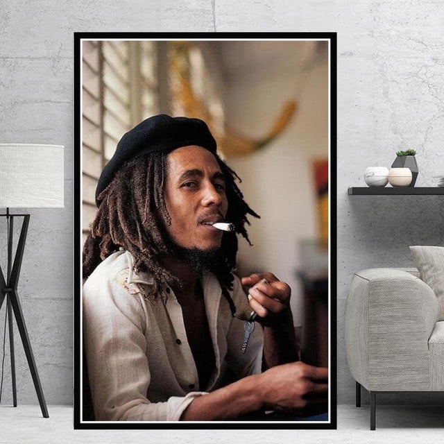 Bob Marley rökande bild. God kvalitet, original, hängde på en vägg bredvid en soffa i ett vardagsrum