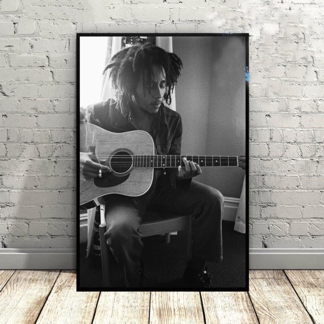 Bob Marley bild med svartvit gitarr. God kvalitet, original, hänger på en vägg i ett vardagsrum