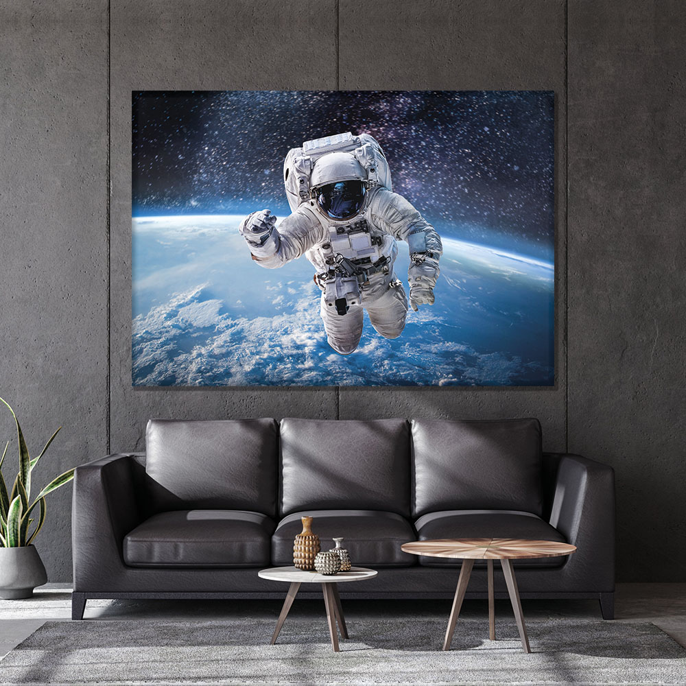 Målning utrymme astronaut jord. God kvalitet, original, hängde på en vägg ovanför en soffa i ett vardagsrum