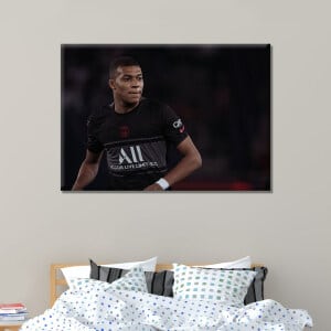 Fotbollsbild Kylian Mbappé. God kvalitet, original, hängde på en vägg ovanför en säng i ett hus
